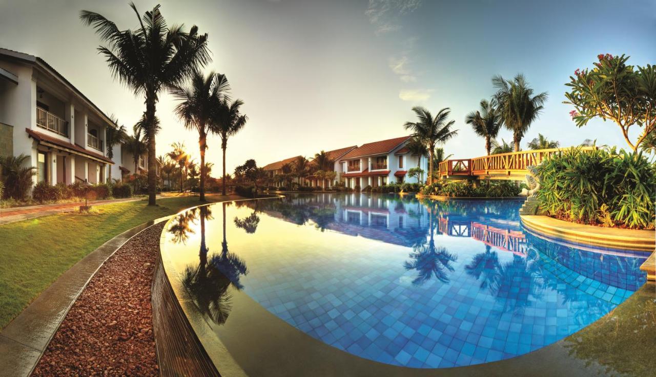 Radisson Blu Resort Temple Bay Mamallapuram Εξωτερικό φωτογραφία The pool at the resort